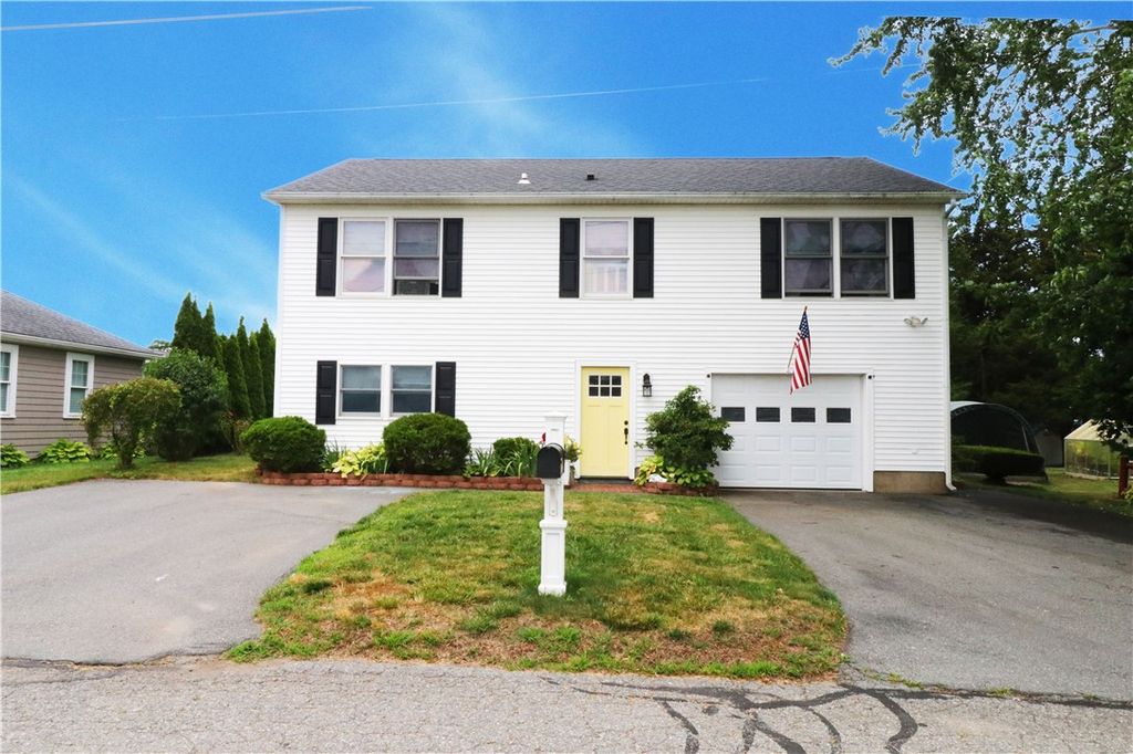 17 Metacomet Street, Portsmouth, RI 02871