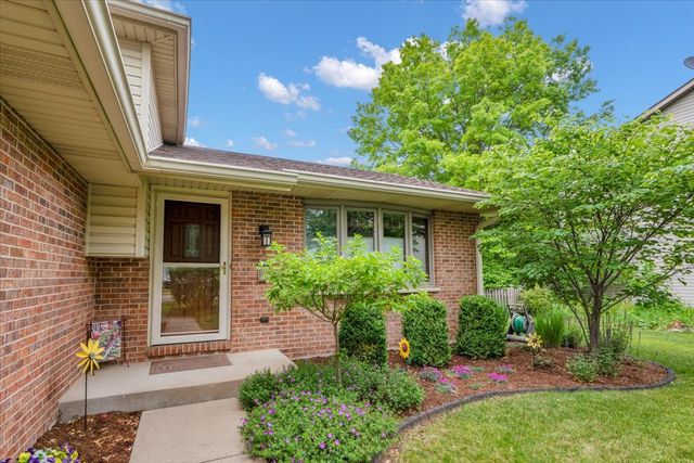214 Deerpath Drive, Oswego, IL 60543