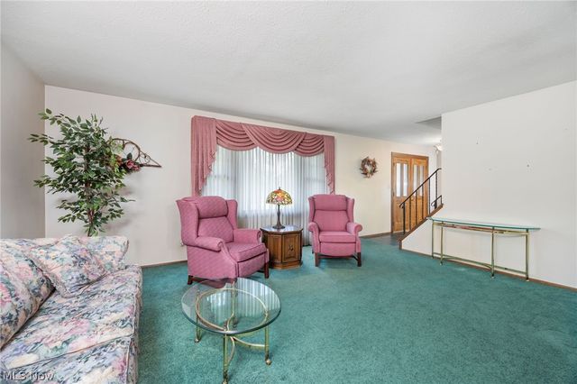 8152 Twin Oaks Drive, Broadview Heights, OH 44147
