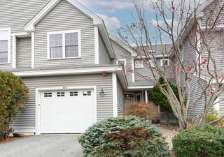 806 Ledgewood Way 806, Clinton, MA 01510