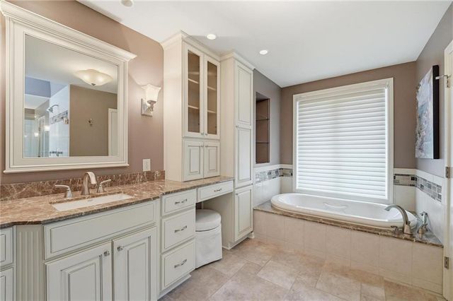 4142 NE Hampstead Drive, Lee's Summit, MO 64064