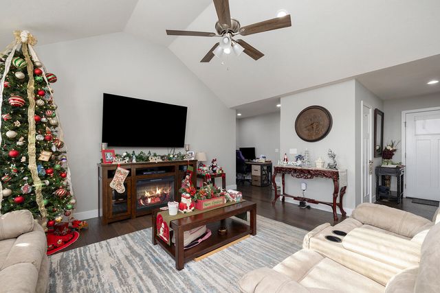 812 E Sugarmill Road, Ozark, MO 65721