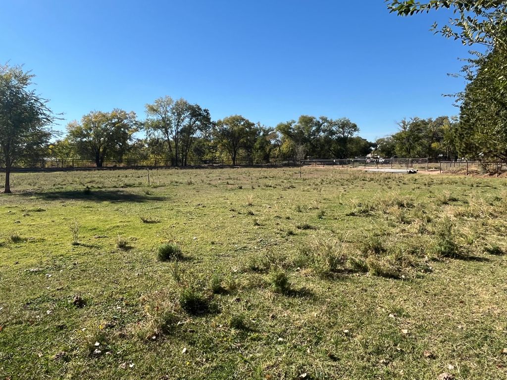 Image 4 of property listing at El Pinon Lane SW, Albuquerque, NM 87105