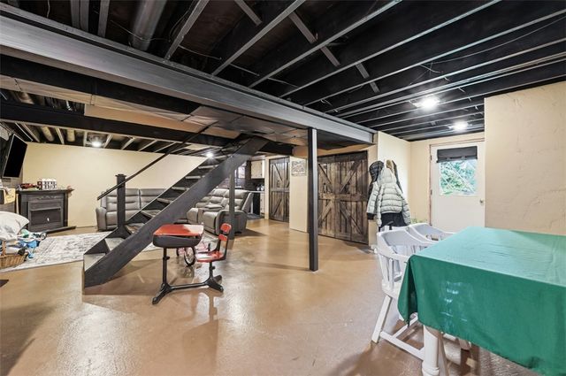 576 Carroll Dr, Irwin, PA 15642