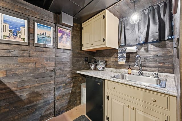 576 Carroll Dr, Irwin, PA 15642