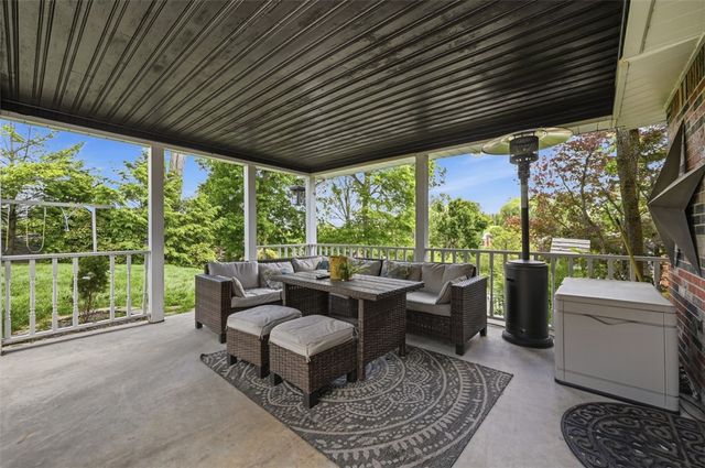 576 Carroll Dr, Irwin, PA 15642