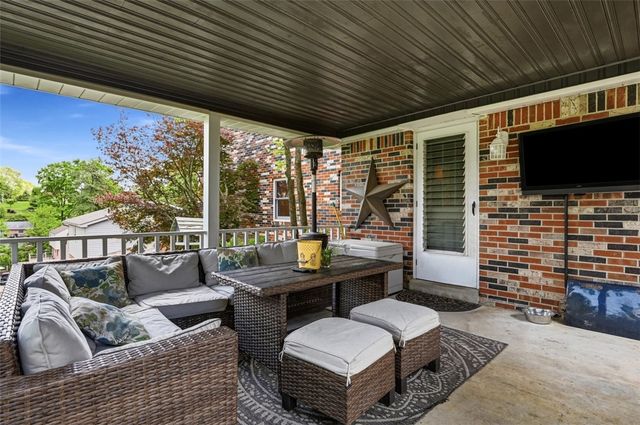 576 Carroll Dr, Irwin, PA 15642