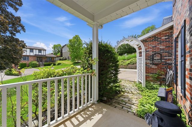 576 Carroll Dr, Irwin, PA 15642