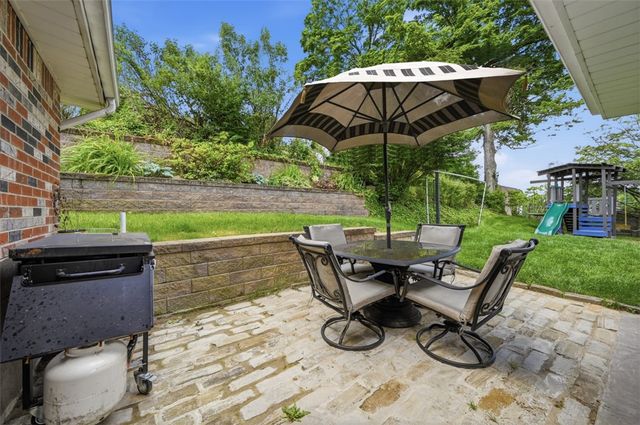 576 Carroll Dr, Irwin, PA 15642