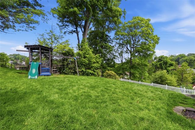 576 Carroll Dr, Irwin, PA 15642