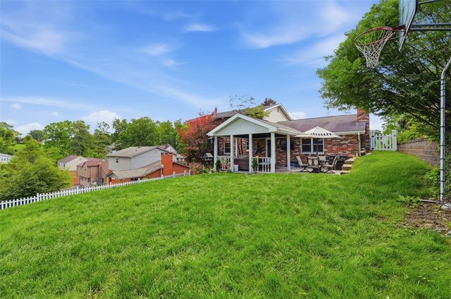 576 Carroll Dr, Irwin, PA 15642