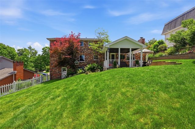 576 Carroll Dr, Irwin, PA 15642