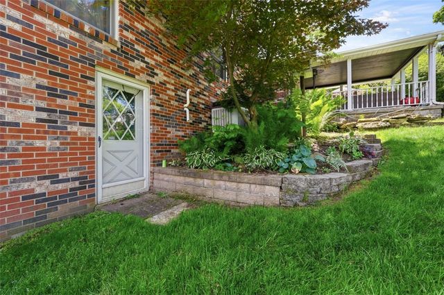 576 Carroll Dr, Irwin, PA 15642