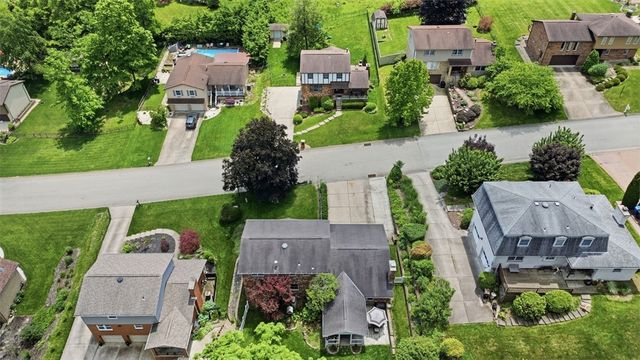 576 Carroll Dr, Irwin, PA 15642