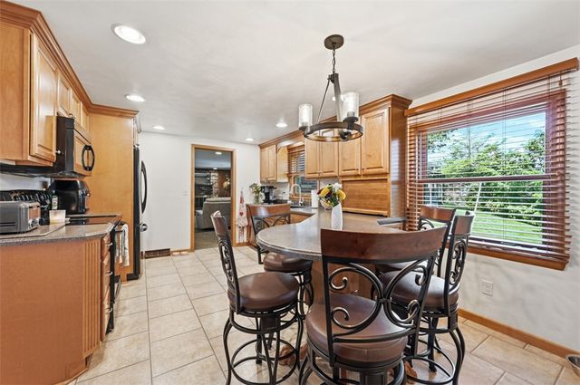 576 Carroll Dr, Irwin, PA 15642