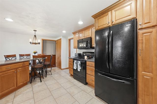 576 Carroll Dr, Irwin, PA 15642