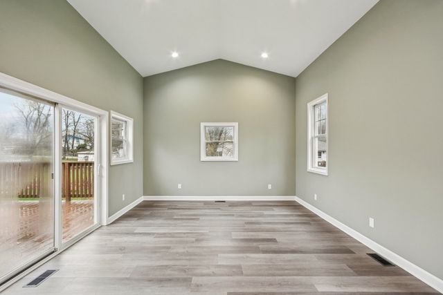 402 Lily Lane, Lakemoor, IL 60051