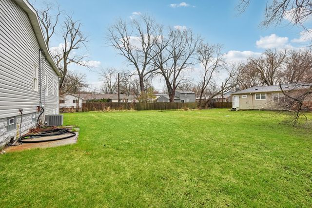 402 Lily Lane, Lakemoor, IL 60051