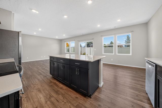 12126 N Greene St, Mead, WA 99021
