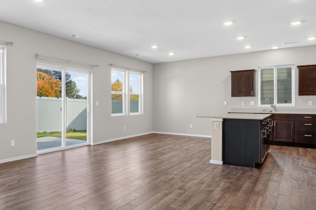 12126 N Greene St, Mead, WA 99021 photo 5