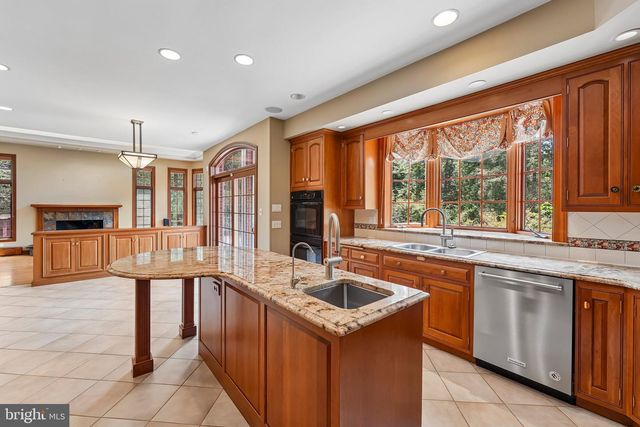 15 OLD COVERED BRIDGE RD, Newtown Square, PA 19073