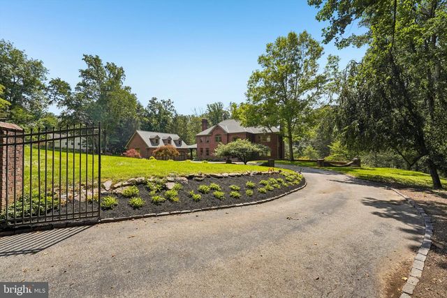 15 OLD COVERED BRIDGE RD, Newtown Square, PA 19073