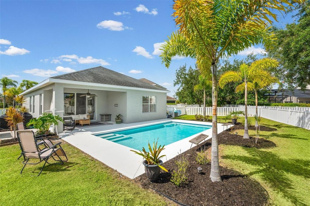 Image 2 of property listing at 4946 NEWPORT NEWS CIRCLE, Bradenton, FL 34211