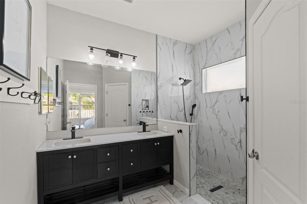 Image 11 of property listing at 4946 NEWPORT NEWS CIRCLE, Bradenton, FL 34211