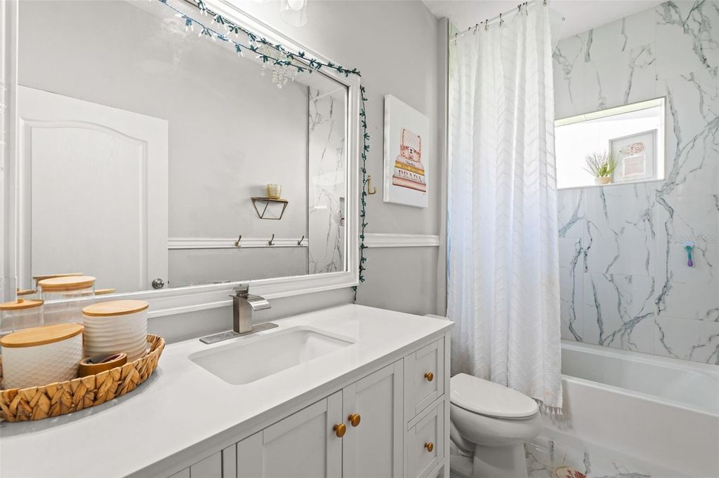 Image 15 of property listing at 4946 NEWPORT NEWS CIRCLE, Bradenton, FL 34211