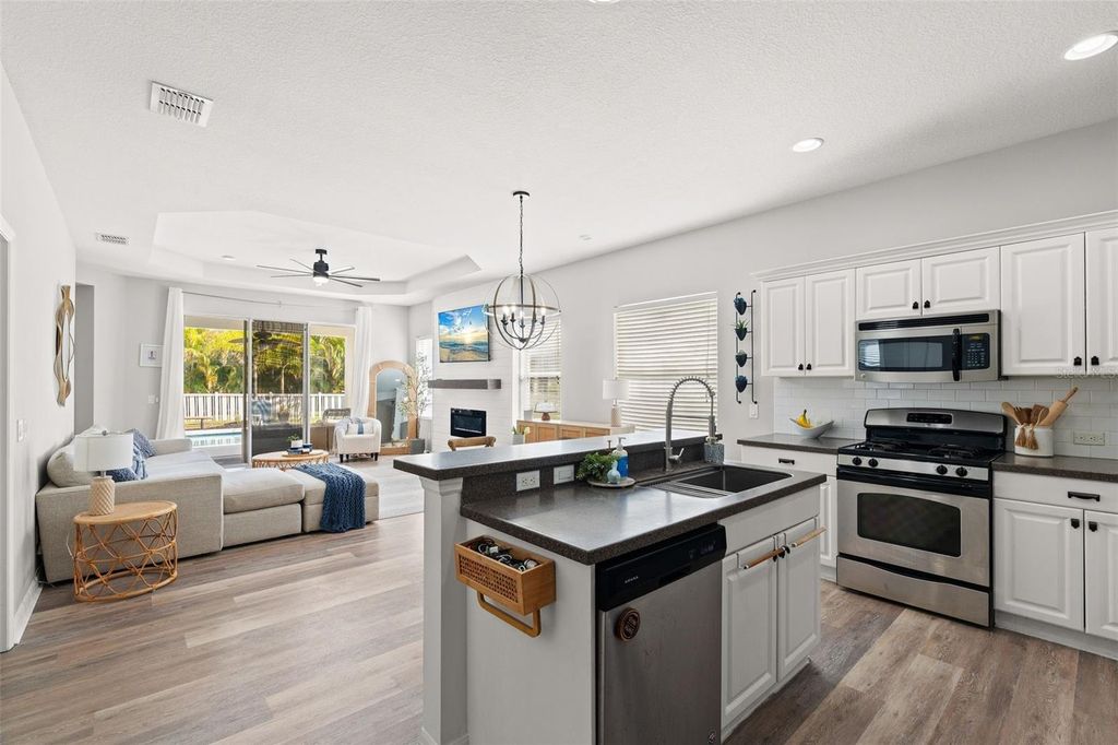 Image 3 of property listing at 4946 NEWPORT NEWS CIRCLE, Bradenton, FL 34211