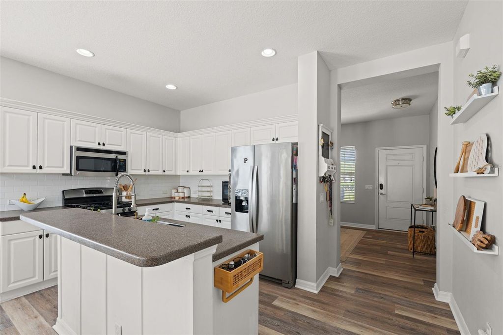 Image 4 of property listing at 4946 NEWPORT NEWS CIRCLE, Bradenton, FL 34211