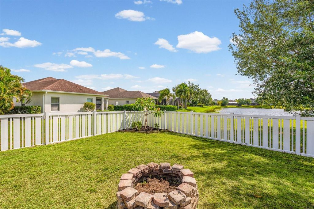 Image 43 of property listing at 4946 NEWPORT NEWS CIRCLE, Bradenton, FL 34211