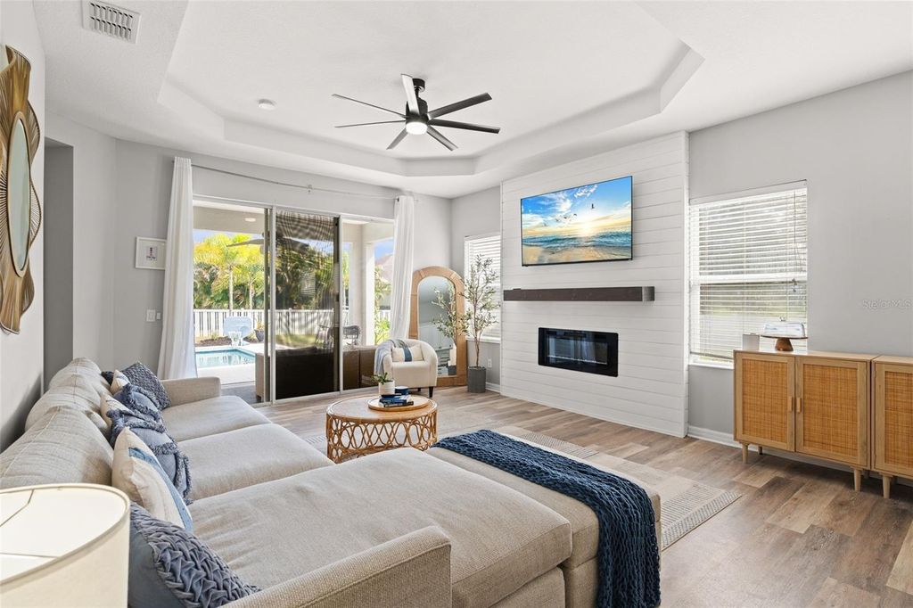 Image 6 of property listing at 4946 NEWPORT NEWS CIRCLE, Bradenton, FL 34211