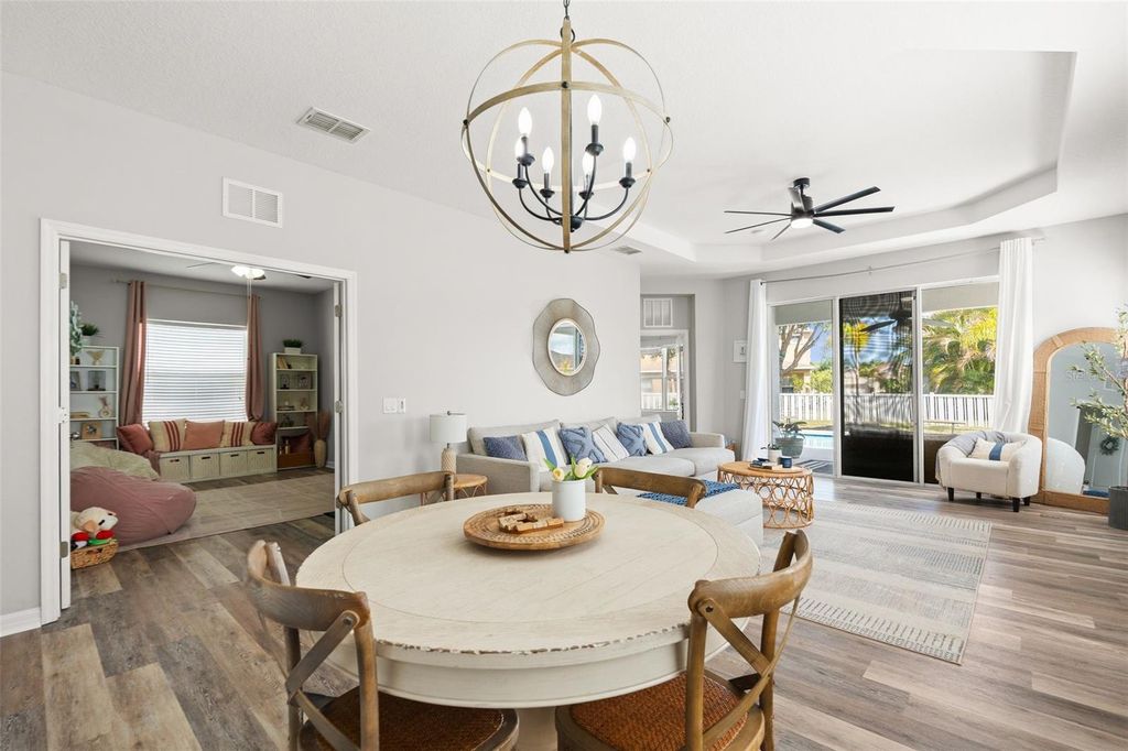 Image 8 of property listing at 4946 NEWPORT NEWS CIRCLE, Bradenton, FL 34211