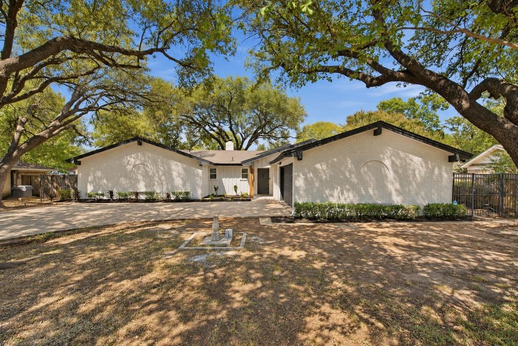 4905 Rock River Drive, Fort Worth, TX 76103 — exterior