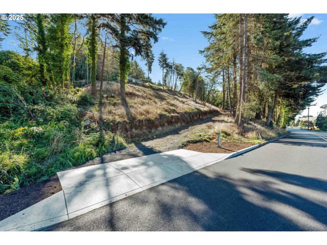 2253 PONY CREEK Rd, North Bend, OR 97459