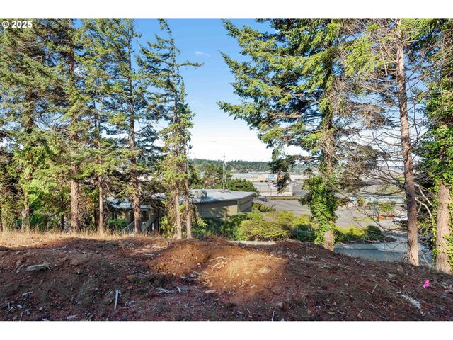 2253 PONY CREEK Rd, North Bend, OR 97459