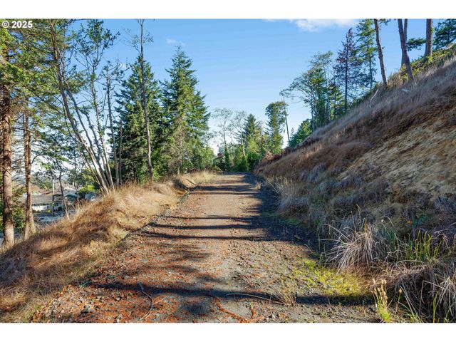 2253 PONY CREEK Rd, North Bend, OR 97459