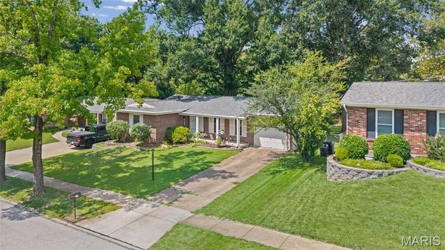25 Brookwood Drive, Fenton, MO 63026
