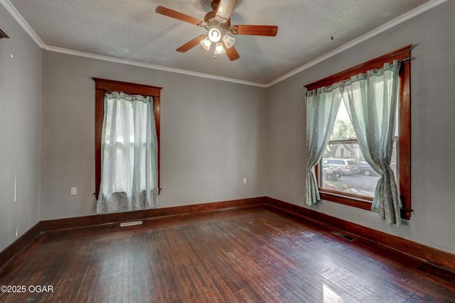 211 S Jackson Avenue, Joplin, MO 64801