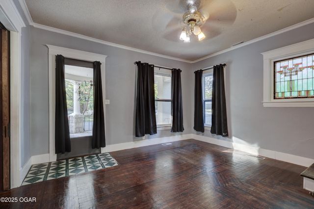 211 S Jackson Avenue, Joplin, MO 64801