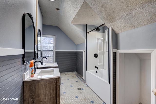 211 S Jackson Avenue, Joplin, MO 64801