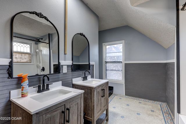 211 S Jackson Avenue, Joplin, MO 64801