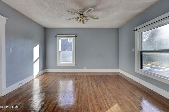 211 S Jackson Avenue, Joplin, MO 64801