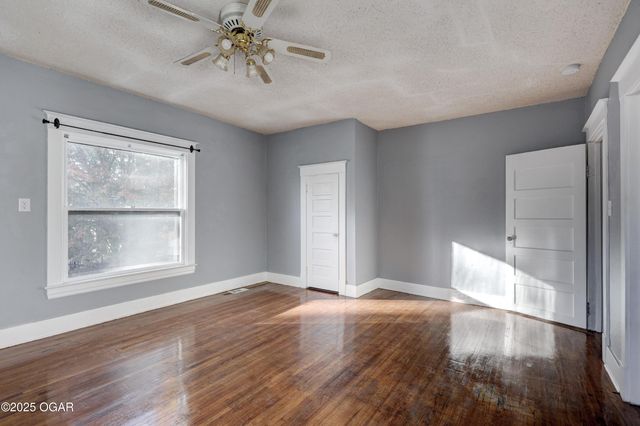 211 S Jackson Avenue, Joplin, MO 64801