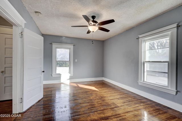 211 S Jackson Avenue, Joplin, MO 64801