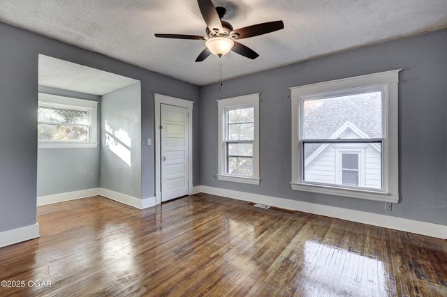 211 S Jackson Avenue, Joplin, MO 64801