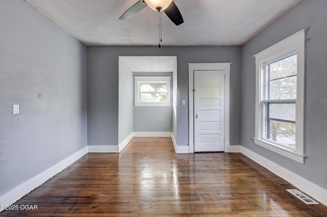 211 S Jackson Avenue, Joplin, MO 64801