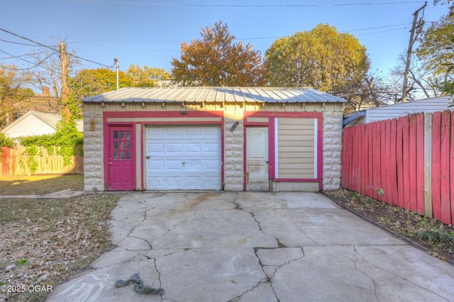 211 S Jackson Avenue, Joplin, MO 64801