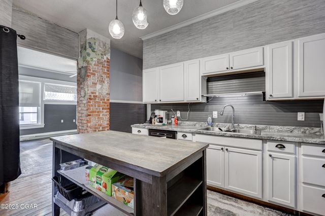 211 S Jackson Avenue, Joplin, MO 64801